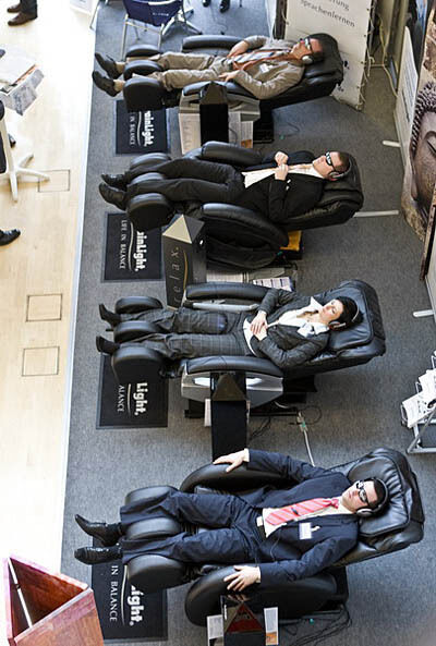 Für Entspannung zwischendurch sorgten die Massage-Sessel im Ausstellungsbereich. (Archiv: Vogel Business Media)