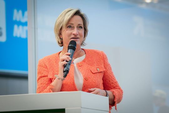 Dr. Nicole Hoffmeister-Kraut, Ministerin für Wirtschaft, Handwerk und Tourismus des Landes Baden-Württemberg, begrüsst zur AMB 2026.(Bild:  Thomas Wagner / Messe Stuttgart)