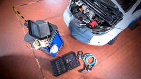 Der Gesamtverband der Versicherer hält die bisherigen Sicherheitsvorgaben beim Transdport und der Lagerung von Elektrofahrzeugen und ihren E-Akkus nicht für ausreichend.  (Bild: ProMotor)