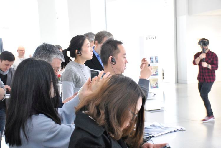 Auch daran erkennt man heutzutage die Bedeutung des chinesischen Marktes: Immer zahlreicher sind Kollegen aus dem Reich der Mitte bei Presseveranstaltungen deutscher Autobauer vertreten. (Dominsky)