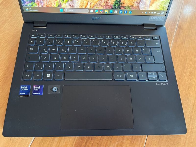 Das Keyboard hinterlässst bis auf die kleinen Cursortasten und deren Doppelbelegung für den Bildlauf einen sehr guten Eindruck. Die Powertaste ganz oben rechts ist gleichzeitig ein Fingerprintreader für die biometrische Anmeldung. (Bild: Vogel IT-Medien)