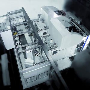 Bild 1: Durch die parallele Anordnung der Bearbeitungsmodule mit der Module Handling Unit in der Mitte sind alle Maschinen über sehr kurze Wege miteinander verbunden.