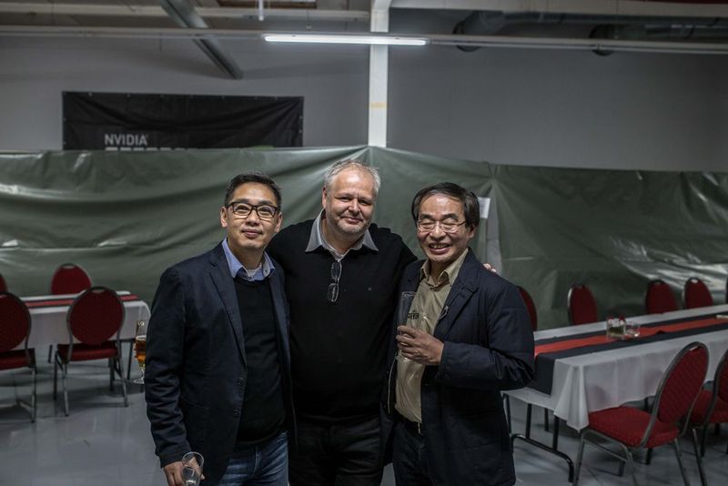 Agando-Geschäftsführer Jörg Fessel mit Akiang Chiu von MSI (links) und Timmy Huang von Gigabyte (rechts). (Agando)