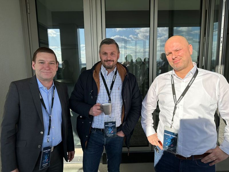 (v. l.) Carsten Müller (Samsung) mit Vahid Hamzabegovic (Cancom) und Sebastian Reese (CSL). (Bild: Vogel IT-Medien )