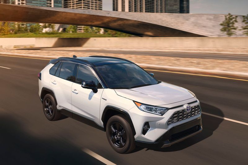 Unter der Haube steckt unter anderem ein neu entwickelter Hybridmotor. Auch ein klassischer Benziner ist erhältlich, einen Diesel gibt es dagegen nicht mehr. (Bild: Toyota)