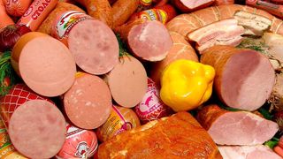 Unter anderem Fleisch und Wurst hat ein Prüfingenieur dafür erhalten, dass er Autos durch die HU gewunken hatte. (gemeinfrei)
