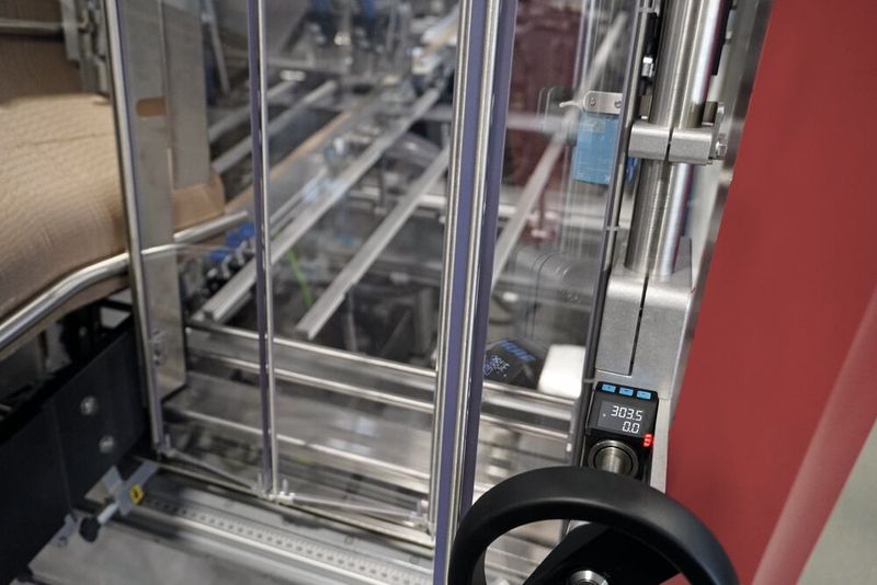 Die elektronische Positionsanzeige AP05 von Siko garantiert am Deckel-Tray-Packer Somic 424 DT korrekte Maschineneinstellungen und schnelle Umrüstzeiten. (Bild: SOMIC)