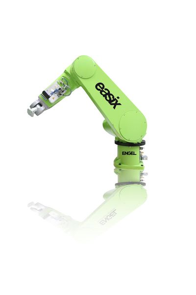 ...dabei hilft auch wieder ein Engel easix-Roboter. (Bild: Engel)