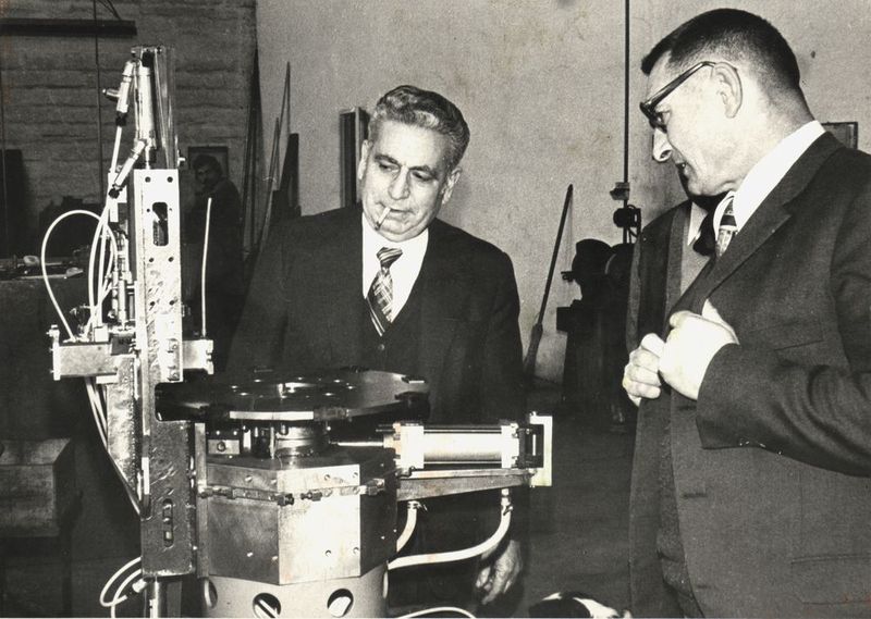 Bild 8: Jean Rogero (li) vor einem Halbautomaten.  (Bild: Chantal Longo, La Depeche)