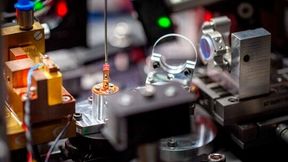 Das NV-Diamant-Lasersystem kann durch die starke Kopplung der rot leuchtenden NV-Zentren in Diamant (Mitte) an das vom Halbleiterlaser (links) erzeugte Kavitätsfeld durch eine Magnetfeldänderung ausgeschaltet werden. Dadurch wird ein optischer Kontrast von 100 Prozent in Kombination mit starken Laser-Messsignalen erreicht. (Bild: Fraunhofer IAF)
