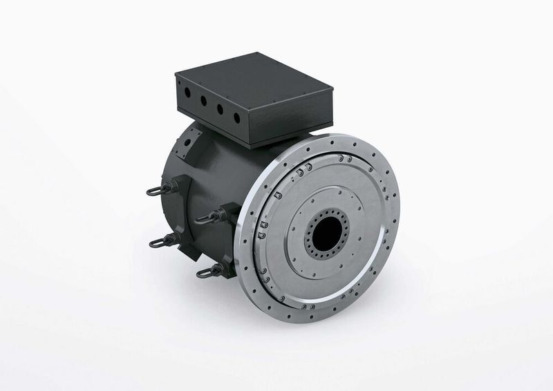 Die neuen High-Torque-Motoren DST2-560 von Baumüller sind mit einer Achshöhe von 560 mm ab sofort die größten Motoren, die der Hersteller in Serie anbietet. Mit einem maximalen Drehmoment von bis zu 80.000 Nm eignen sich die Motoren für den Einsatz in unterschiedlichen Branchen und Anlagen, beispielsweise in Servopressen, Extrudern und Schreddern. SPS IPC Drives 2018: Halle 1, Stand 560 (Baumüller)