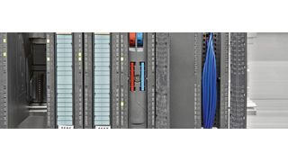 Im Vergleich zur herkömmlichen, zeitaufwendigen Einzelader-Verdrahtung (rechts) macht der VIP-Frontadapter (links) den Anschluss einfach und schnell. (Bild: Phoenix Contact)