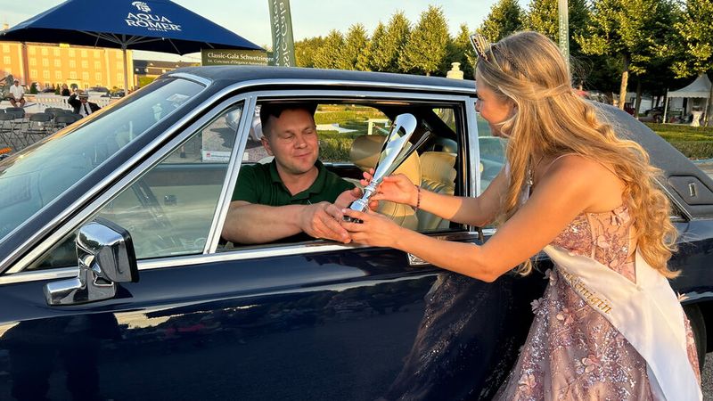 Der Rolls-Royce Camargue gewann den Pokal „Classic-Gala Supersport post 1971“. Mario Klopsch, Mitarbeiter von Metzner Automobile, nimmt den Pokal aus den Händen der 24. Deutschen Edelsteinkönigin Vivian Heidrich entgegen. (Bild: Peter Diehl)