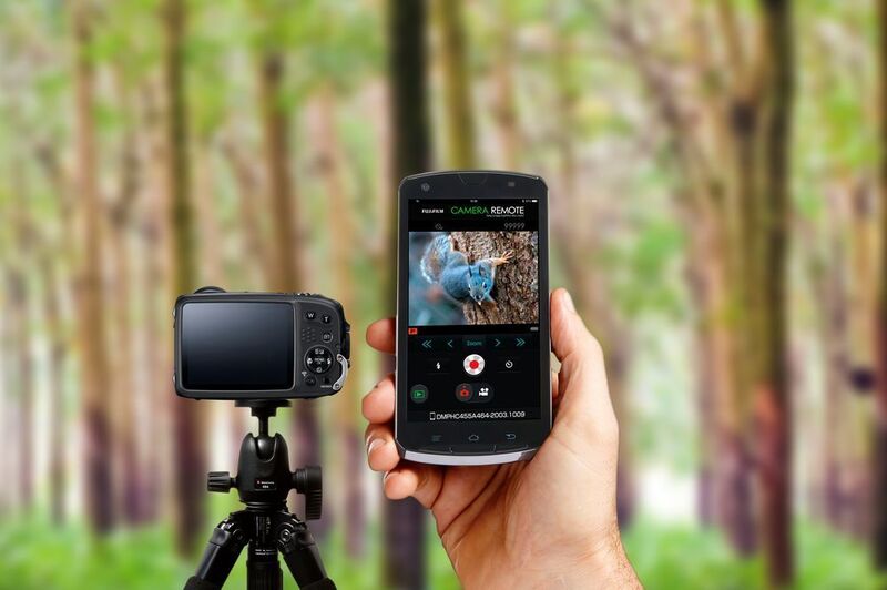 Das Smartphone dient zugleich als Fernsteuerung für die XP120, um die Kamera auszulösen und wichtige Aufnahmeeinstellungen vorzunehmen. Praktisch ist das nicht nur bei Gruppenfotos und Selbst­porträts, sondern zum Beispiel auch bei effektvollen Langzeitbelichtungen am Abend. (Fujifilm)