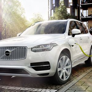 Spitzenmodell der neuen XC90-Generation ist der 400 PS starke Plug-in-Hybrid. Er begnügt sich laut Hersteller mit 2,7 Litern Sprit pro 100 Kilometer.(Foto: Volvo)