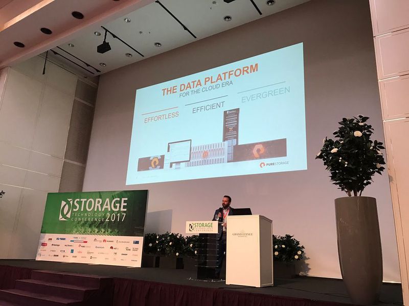 Michael Fuchs stellte die All-Flash-Lösungen von Pure Storage vor. (Vogel IT-Medien)