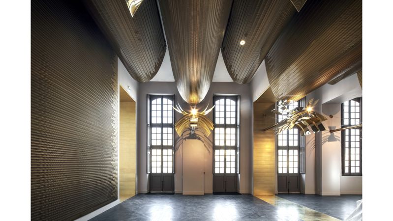 Der Parcours im Pavillon Dufour, der vom Eingang bis zum neu ausgebauten Auditorium im dritten Obergeschoss des Gebäudes reicht, wurde mit exklusivem, golden beschichtetem Metallgewebe von GKD gestaltet.(Bild:  André Morin / Dominique Perrault Architecte, ADAGP)