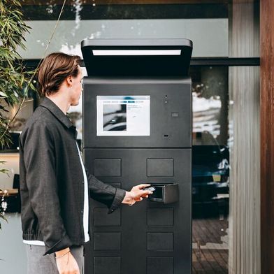 Keine Warteschlange: Tjekvik hat den Ersatzwagenprozess als Teil der Terminbuchung automatisiert. Der Leihwagen-Schlüssel kommt aus dem Automaten. (Symbolfoto) (Bild: Tjekvik)