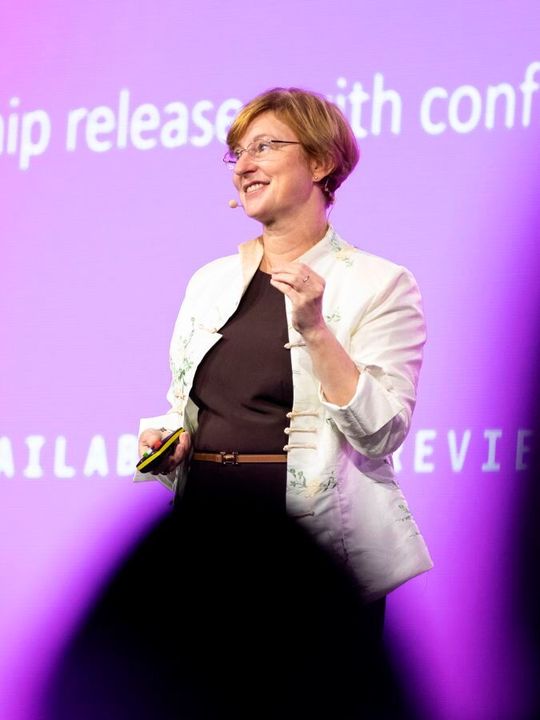 Rory Richardson, Director AWS Next Generation Developer Experience, erläuterte wie KI-Agenten künftig nicht nur Antworten liefern, sondern eigenständig Aufgaben übernehmen und Geschäftsprozesse ausführen sollen.(Bild:  FLORIAN PRELLER & BARBARA HIBLER)