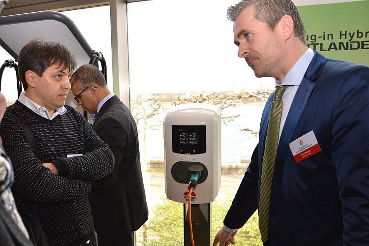 Die Händler sollen die Ladestationen künftig auch an Endkunden vermarkten. (Foto: Achter)