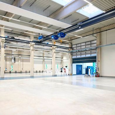 Die neue Montagehalle bietet 1.200 Quadratmeter moderne Arbeitsfläche und Raum für effiziente Montageprozesse. (Bild: Syntegon )