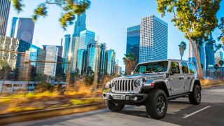Jeep stattet seinen Paradeoffroader Wrangler mit einem Plug-in-Hybrid-Antrieb aus. (Bild: Jeep)