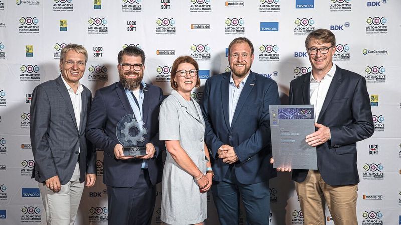 Die Glinicke-Gruppe mit dem Betrieb in Minden holte sich den Gesamtsieg in der Kategorie Service beim Automotive Business Award 2023. Bei seiner Bewerbung stand die Nachhaltigkeit der Fahrzeugreparatur im Mittelpunkt. (Bild: Stefan Bausewein)