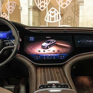 Innen: eine landschaft aus Leder und Bildschirmen.(Bild:  Mercedes-Benz)