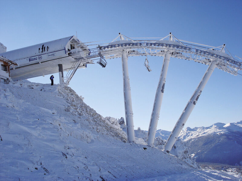 Bild 1: Bartholet Maschinenbau hat die kuppelbare Sechsersesselbahn „Mont Blanc“ im französischen Les Arcs entwickelt und gebaut. (Bild: Bartholet Maschinenbau)