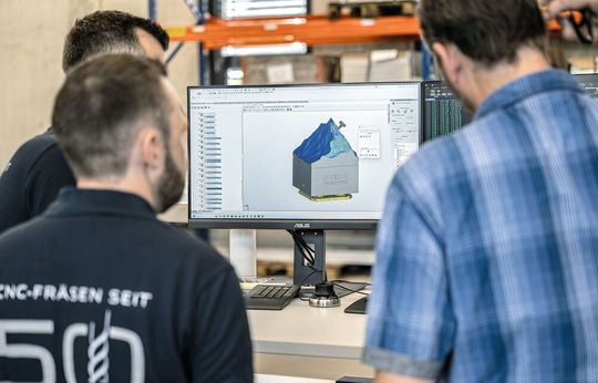 An jedem Bearbeitungszentrum ist eine CAM-Station, an der die Mitarbeitenden die neuen Bauteile programmieren und dann direkt einfahren können. (Bild:  IBOR AG)