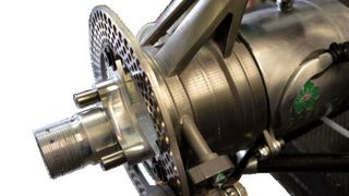 Die optimierten Radträger aus einer Titanlegierung wurden mit dem generativen Herstellungsprozess von Renishaw gefertigt und sparen insgesamt 1,5 kg am Fahrzeug ein. (Bild: Renishaw)