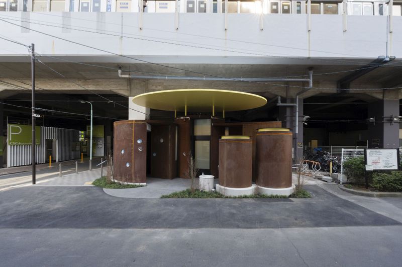 Aufgrund der örtlichen Gegebenheiten hat die Architektin Junko Kobayashi die öffentliche Toilettenanlage unter der Sasazuka Station aus einer leichten witterungsbeständigen Stahlblechkonstruktion geplant. (Standort: Sasazuka Greenway/Architektin: Junko Kobayashi, Gondola Architects) (Bild: The Nippon Foundation / TOTO Ltd.)
