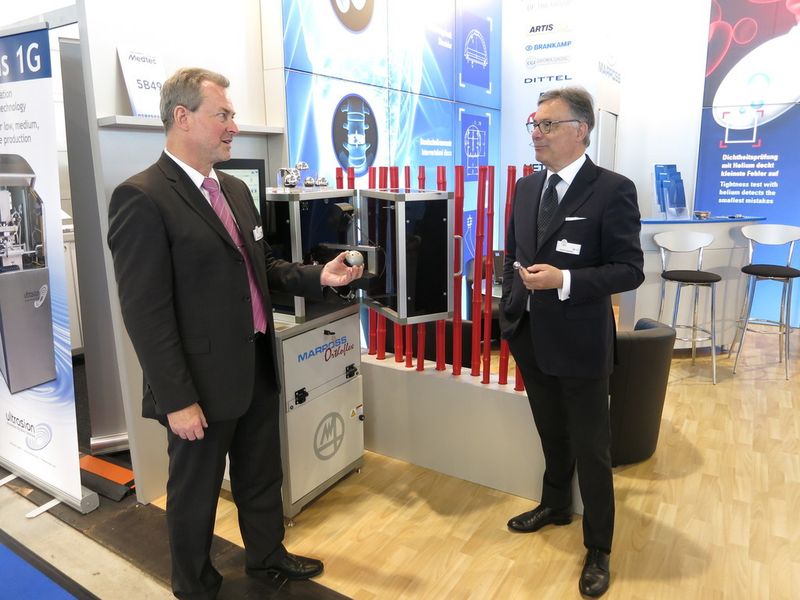 Neu auf der Medtec: Michael Klenk (li.) und Daniele Sinigalliesi vom italienischen Unternehmen Marposs präsentieren eine Messstation zur Qualitätskontrolle orthopädischer Komponenten. (Bild: Reinhardt)