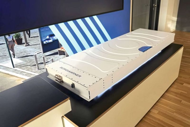 Ab Mitte nächsten Jahres will Borg Warner auch LFP-Batteriesysteme fertigen, mit Blade-Zellen von der BYD-Tochter FinDreams Battery. (Bild: Borg Warner)