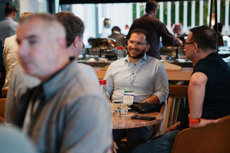 Die Teilnehmer nutzen die Mittagspause für einen Austausch. (Bild: Manuel Emme Fotografie / Vogel IT-Akademie)