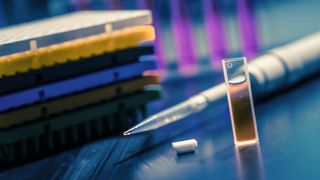 Abb.1: Der Brechungsindex ist eine einfache Zahl, doch ihre Messung im Pharma-Bereich unterliegt strengen Vorgaben (Symbolbild). (Bild: © luchschenF - stock.adobe.com)