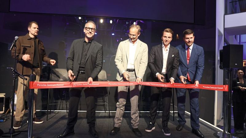 Natürlich wurde der Start mit einem symbolisch durchschnittenen Band zelebriert. Unternehmenschef Florian Glinicke (in hellen Anzug) steht in der Mitte. (Bild: Ulf Schaumlöffel)