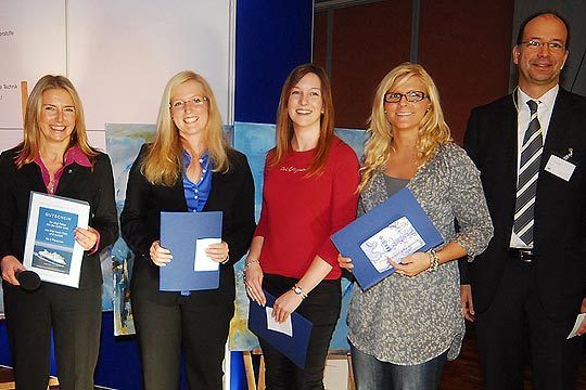 Freuen durften sich die drei Gewinner über eine Fahrt mit der Fähre Color Line nach Oslo. Die Preise wurden Grit Sonntag von der Nürnberger Versicherung (li.) und Dr. Axel Koblitz übergeben. (Archiv: Vogel Business Media)