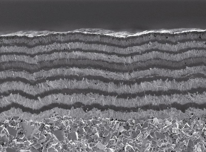 Auf 14 Lagen verbindet Ccdia-FiberSpeed die Härte kristalliner mit der Glätte nanokristalliner Werkzeugbeschichtungen. (Bild: Cemecon)