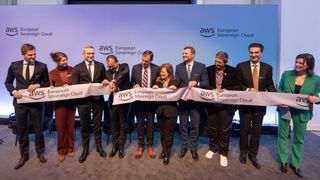 Die Teilnehmer der Konferenz in Potsdam durchschneiden symbolisch das Band zum Start der neuen Cloud-Infrastruktur. (Bild: Amazon Web Services)
