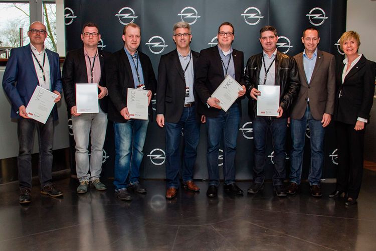 Die Ehrung der besten Opel-Verkäufer ... (Foto: Opel)