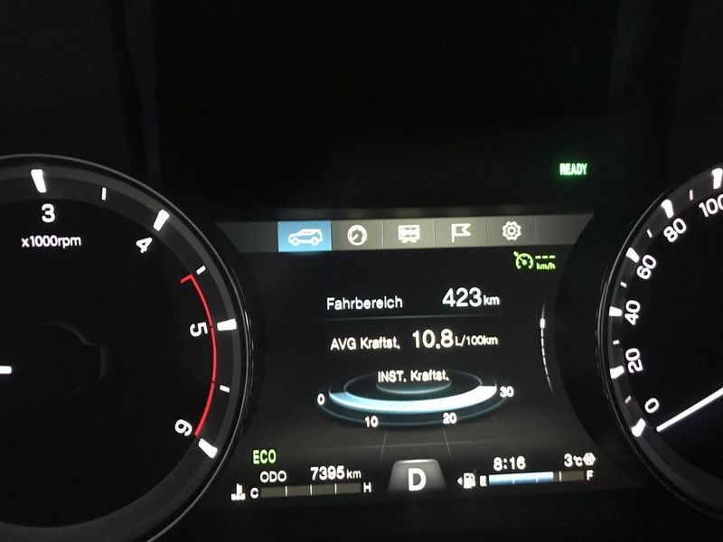 … Instrumententafel mit 7-Zoll-Farbdisplay, …  (Michel / »kfz-betrieb«)