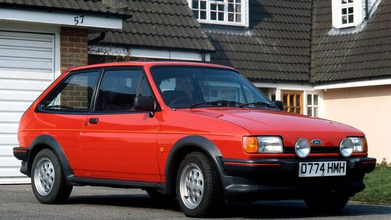 Die zweite Generation des XR2 war wie schon beim Vorgänger das Topmodell der Baureihe. Der Kentmotor des Vorgängers wurde durch den neuen 1,6-Liter-CVH-Motor mit Doppelvergaser und Fünfganggetriebe aus dem Escort XR3 ersetzt und leistete 71 kW (97 PS). Der XR2 war komplett verspoilert und bot außer einer umfangreichen Serienausstattung ähnlich der des Ghia zusätzliche Extras wie Niederquerschnittsreifen in der Dimension 185/60R13, ein überarbeitetes und verbreitertes Fahrwerk, Sportsitze, eine exklusive Polsterfarbe, innenbelüftete Scheibenbremsen und eine schwarze Fenstereinfassung. (Bild: Ford AG)