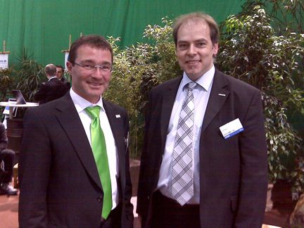 Besiegelten auf der Messe den Vertrag zum gemeinsamen Software-as-Service-Angebot: René Schäfer, Leiter der VAD-Abteilung bei Actebis Peacock (li.) und Ralf Klier, Senior Manager New Business bei Strato. (Archiv: Vogel Business Media)
