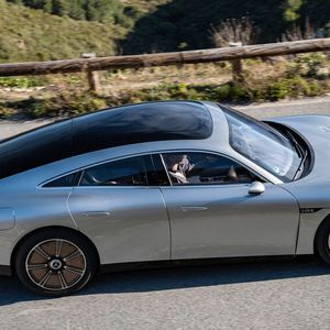 (Mercedes-Benz)