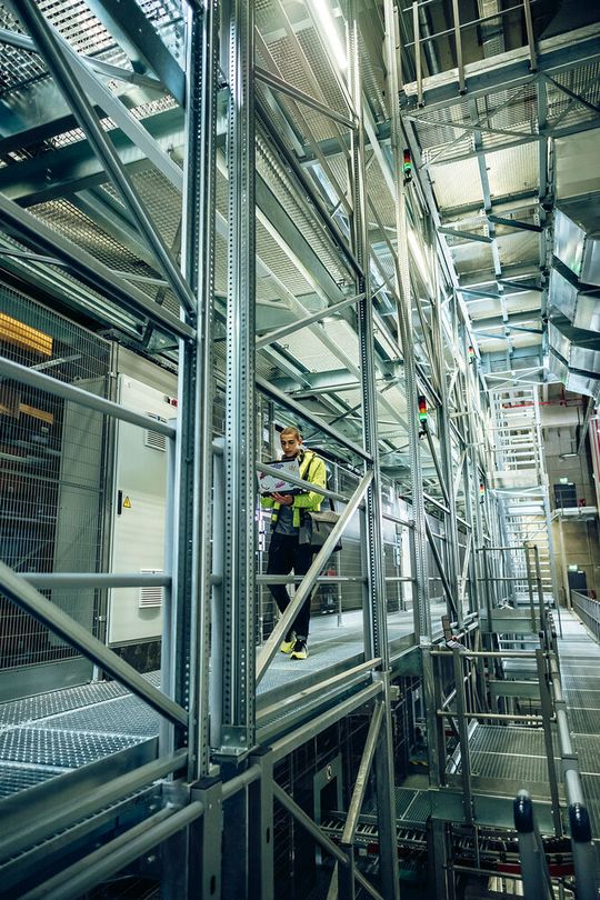 Das hier von einem IT-Mitarbeiter betreute Shuttle-Lager bei Engelbert Strauss in Schlüchtern verfügt über 16 Gassen, in denen insgesamt 430 Fahrzeuge umherfahren.(Bild:  engelbert strauss GmbH & Co. KG)