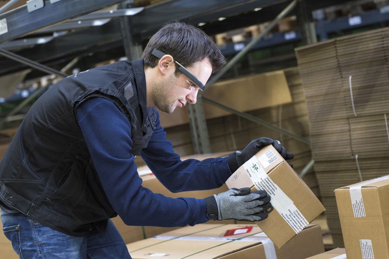 Die Entwickler versprechen sich in der Kommissionierung von Paketen und Produkten Vorteile durch die Brille. (Bild: Ehrhardt + Partner)