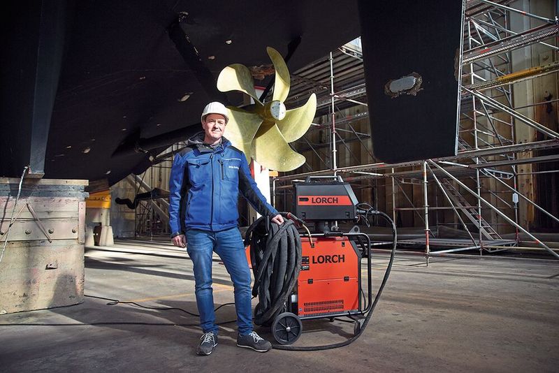 Jeroen Anderson, Schiffsbauingenieur und Schweißaufsicht bei der Peters Werft:  „Mit den neuen Anlagen arbeiten wir jetzt viel flexibler und benötigen wesentlich weniger Rüstzeit.“ (Bild: Lorch/Peters Werft)