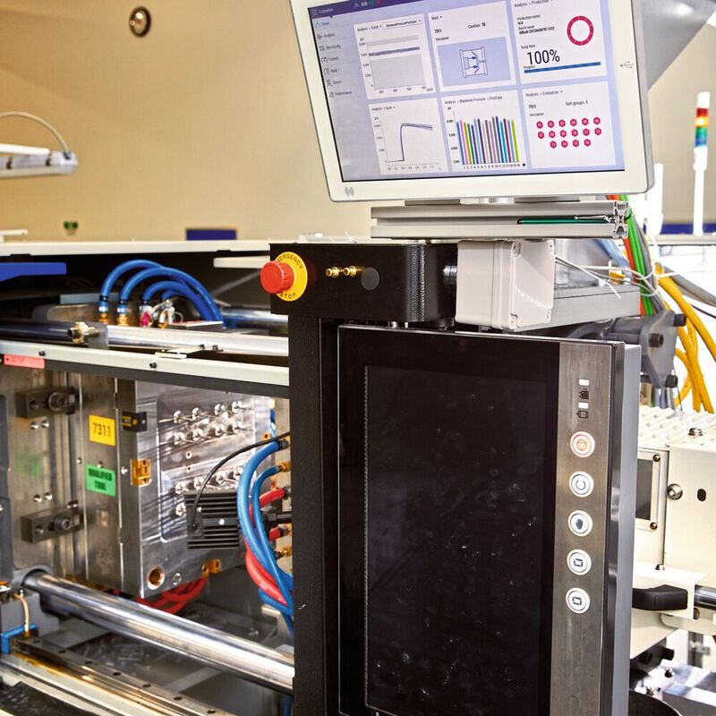 Comoneo von Kistler ist bei Evco in eine Spritzgießmaschine integriert. Mit der Multiflow-Funktion können Mehrkavitätenwerkzeuge auf Basis präziser Werkzeuginnendruckmessungen gesteuert und überwacht werden.