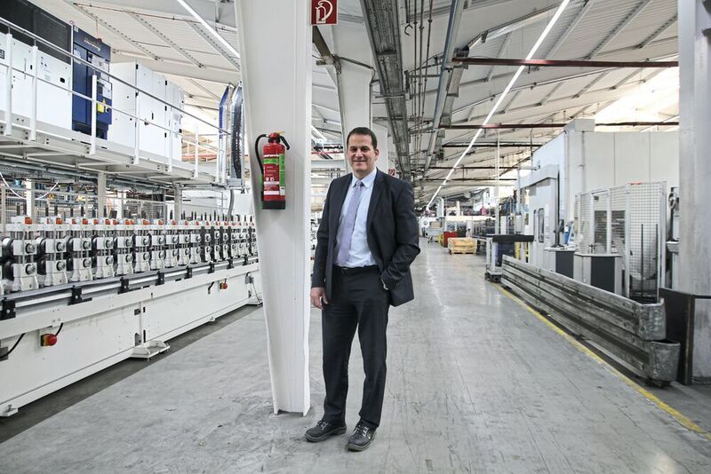 Carsten Röttchen, Geschäftsführer Produktion bei Rittal, zeigt die Fertigung der Großschaltschränke in Rittershausen. Links ist – mit neuer Infrastruktur – eine neue Anlage zu sehen, die den VX25 produziert, rechts die bisherige, auf der noch die Schaltschränke vom Typ TS 8 produziert werden. (Reinhold Schäfer)